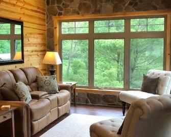 Beautiful Riverfront Home w/ Kayaks & Firewood! 2 Dogs OK! - Everett - Living room