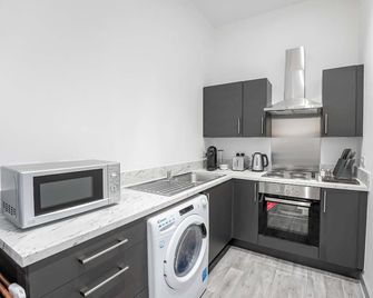 Budget 1 Bedroom Apartment in Dudley - Brierley Hill - Kitchen