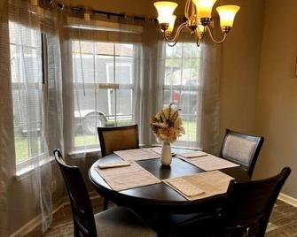 Whole house Lakevw quiet NBHD near base. - Kingsland - Dining room