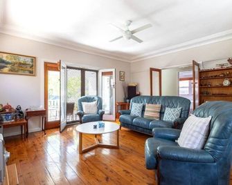 A Rosy house in Roselands - Narwee - Living room