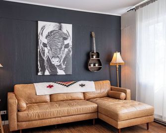 The Downtown Hive by Revelstoke Vacations - Revelstoke - Living room