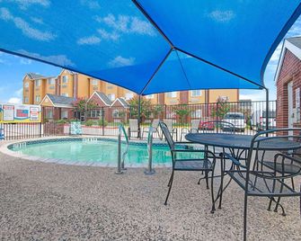 Super 8 by Wyndham San Antonio Downtown NE - סן אנטוניו - בריכה