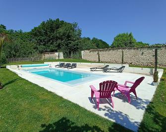 Gîte de charme dans ancienne seigneurie - Saint-Jean-d'Angély - Piscine