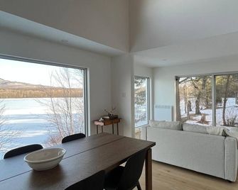 Villa Serrana : Our lakeside chalet, where tranquility meets breathtaking views - Eastman - Living room