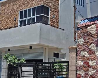 Casa Sarmiento Travelers Inn - Laoag - Gebäude