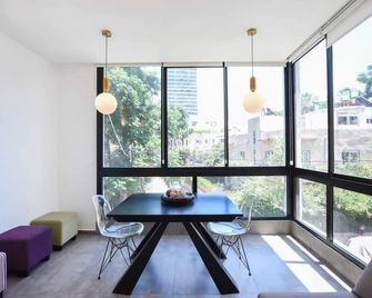 Hilton Area 2br By Holyguest - Tel Aviv - Dining room