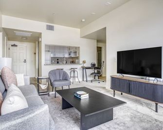 Tasteful Palo Alto 2BR w/ W/D & Pool, walk to Pinterest, by Blueground - Palo Alto - Sala de estar