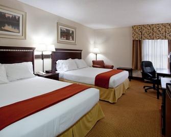 Lexington Inn and Suites - Lexington - Bedroom