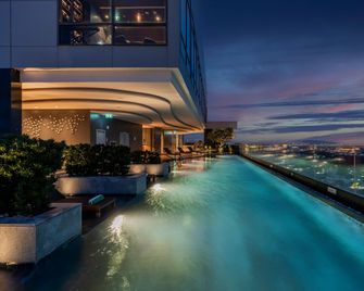 Holiday Inn & Suites Rayong City Centre By IHG - Rayong - Edificio