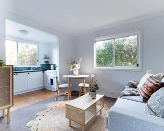 Spacious and Stylish Studio in Narrabeen - Narrabeen - Living room