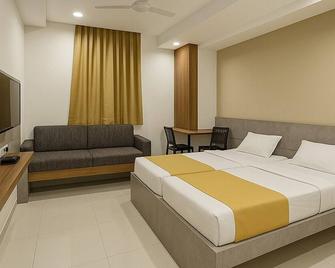 Stay Guru Hari Om Residency - Бхудж - Спальня