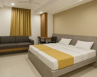 Stay Guru Hari Om Residency - Бхудж - Спальня