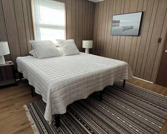 3-bedroom cottage on beautiful Big Pine Island Lake. Sandy beach, huge deck. - Belding - Bedroom