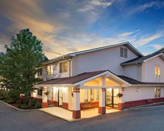 Super 8 by Wyndham Newburgh/West Point Near Stewart Airport - Newburgh - Budova