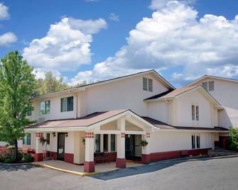 Super 8 by Wyndham Newburgh/West Point Near Stewart Airport - Newburgh - Edificio