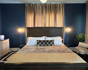 Cane River Living Downtown: walk to Front Street, across from the events center - Natchitoches - Bedroom