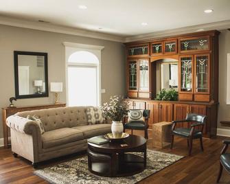 Private King suite within the Respite BNB - Breakfast Included! - Paducah - Living room