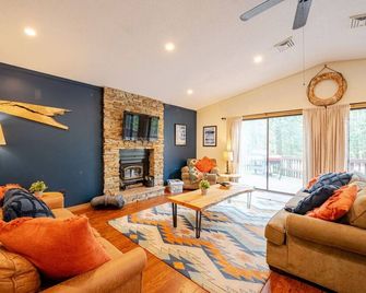 Near Lake, Indoor Pool, Firepit, Bbq, King Bed, Gym, Free Amenities, A/C - Lake Ariel - Living room