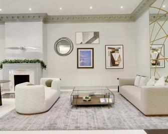 Prime Crystal City Location Apartment Near Airport - Arlington - Living room