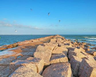 Private Yard, Shared Pool Near the Beach Bluetique Hotel by Avantstay - Port Aransas - Beach