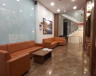 Hotel Montana Nx - Lonavala - Лоббі