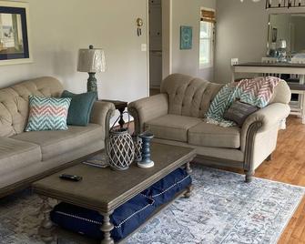 ~Creek front heaven! Stunning View~ Private dock~ - Morehead City - Living room