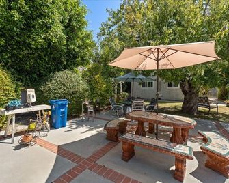 Rest Haven Motel - Santa Monica - Patio