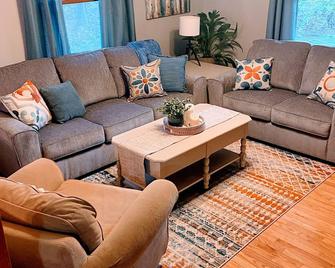 Three bedroom home in beautiful treelined neighborhood. - Cape May Court House - Sala de estar