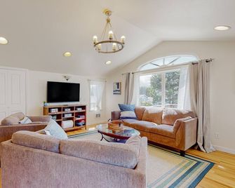 Beach Bliss - Long Beach - Living room