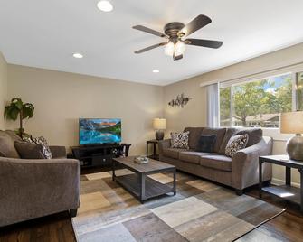 Extended Stay Des Plaines Fhs Rental - Des Plaines - Living room