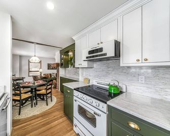 Charming Historic Chagrin Falls Home | Sleeps 6 | 2br 2ba| Walk to Town - Chagrin Falls - Cocina