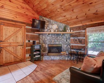 Sweet Serenity - an authentic log cabin, with a modern twist. - Maggie Valley - Living room