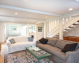 Ocean View Beach Family Vacation Steps from Sand 5600 monthly Sept to May - Ventura - Living room