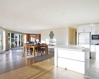 Waterview Luxury Apartments - Merimbula - Living room