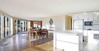 Waterview Luxury Apartments - Merimbula - Living room