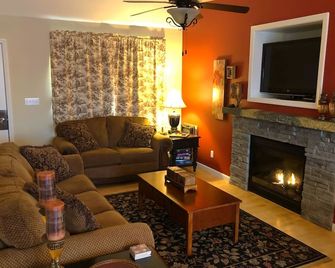 Lakeside Cottage - upgraded hot tub! - near KY Bourbon Trail - Taylorsville - Living room