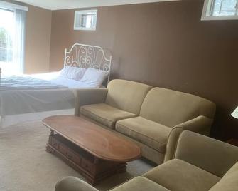 Entire Place, Ground Level Walkout Basement With Huge Backyard - Orangeville - Спальня