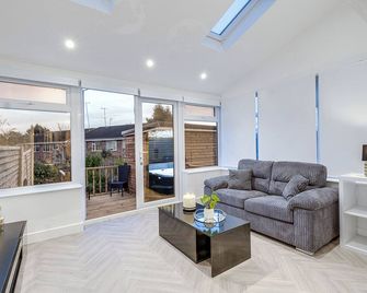 Luxury Cozy 2 bed house hot tub family friendly business traveler family of 4 - 6 with parking close to Birmingham city centre , M6 , Aston univerity , Great Barr Birmingham - Birmingham