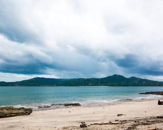 Beachfront Condo with Warm, Rustic Interiors & Direct Access to Playa Flamingo - Playa Flamingo - Playa