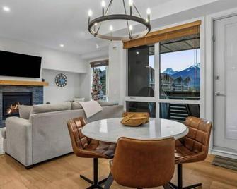Modern Mountain Oasis Top floor 2 level 2bd - Canmore - Dining room