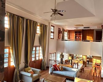 清萊住宿加早餐酒店 - 清萊 - 客廳