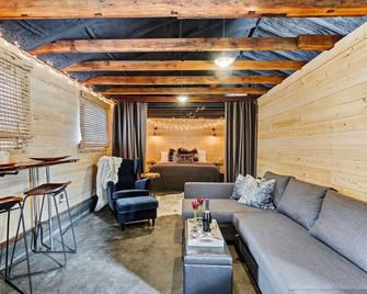 The Shed for Couples Only!-Hermann - Hermann - Living room