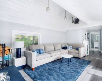 Quintessential Renovated Historic Cottage in Neskowin Village + Hot Tub - Neskowin - Sala de estar