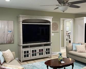 Peaceful private 3 bedroom & 2 bathroom new home near Mammoth Cave. - Cave City - Living room