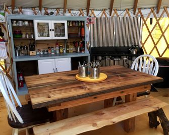 Zion Backcountry Yurt Campsite - Glendale - Bar