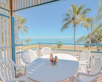 Beachfront multi level Island Villa - Brisbane - Balkón