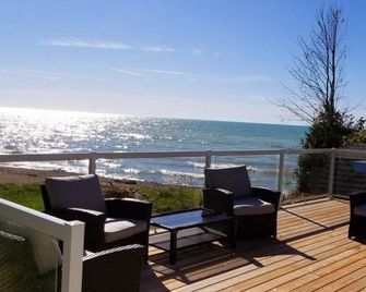 Private Beach, Lakefront Escape in Port Albert. - Goderich - Varanda