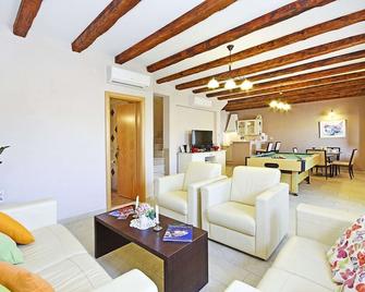 Villa Dias -stunning sea views, pool, sauna and beautiful terraces for 12 guests - Brsečine - Living room
