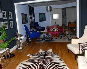 West point lake LaGrange on water w/ pool tennis 11 acres 5/5 tho 2 R 1/2 bath - La Grange - Sala de estar