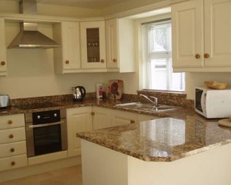 St Columbs Cottages No. 2 cottage - Bushmills - Kitchen